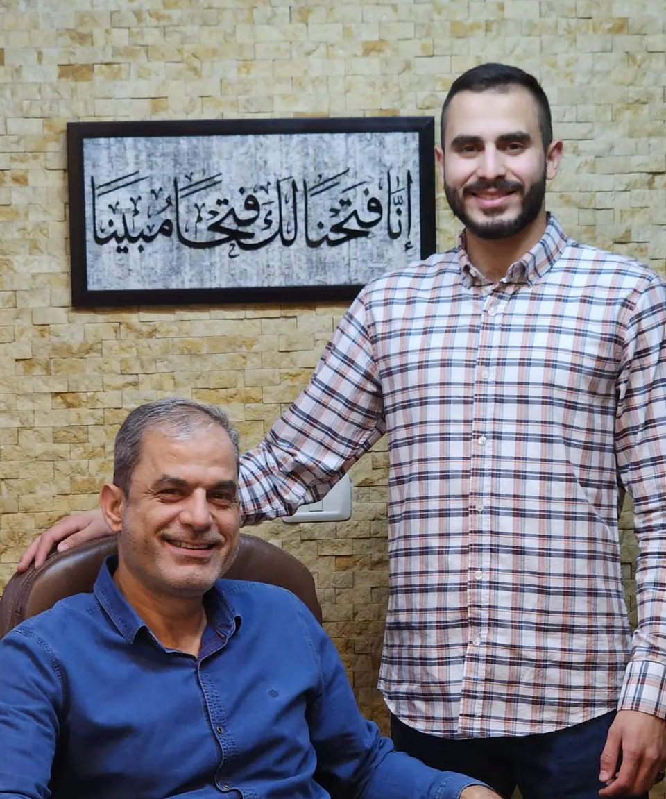 المؤسس مع والده